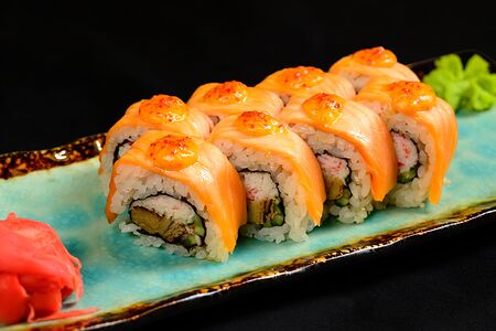 Запеченный ролл с лососем и тобико