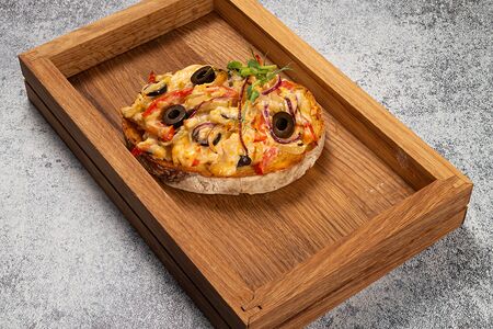 Брускетта с курицей