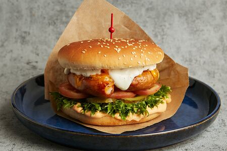 Бургер с двойной куриной колбаской