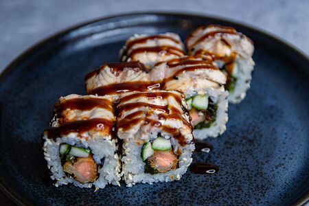 Ролл с угрем и чукой