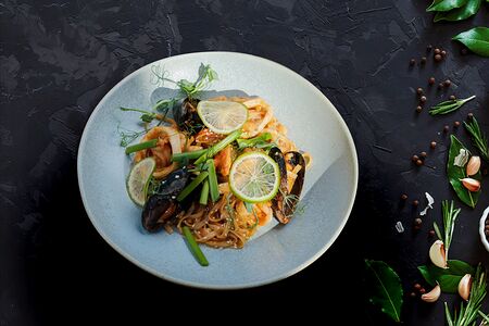 Wok лапша с морепродуктами, вешенками, томатами, в соусе том ям