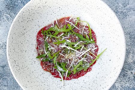Карпаччо из говядины с рукколой