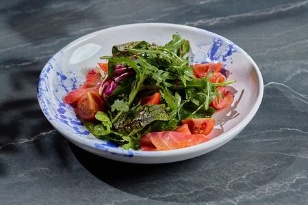 Салат с лососем гравлакс и цитрусовым винегретом