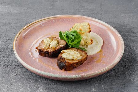 Филе-миньон с цветной капустой и грибным маслом