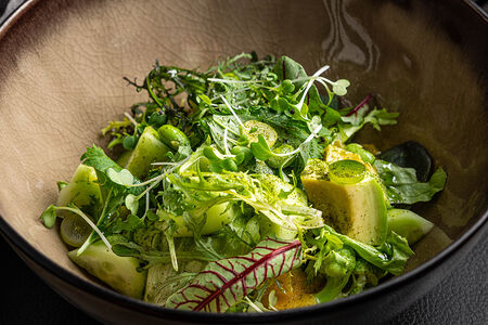 Зеленый салат с винoградом