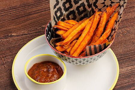 Батат фри с соусом из печеных овощей