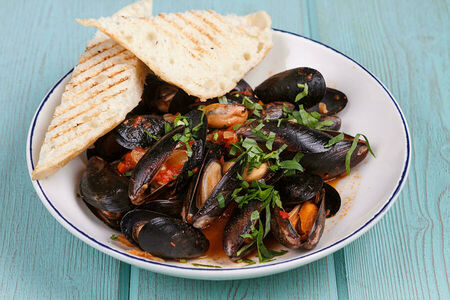 Мидии в соусе шакшука