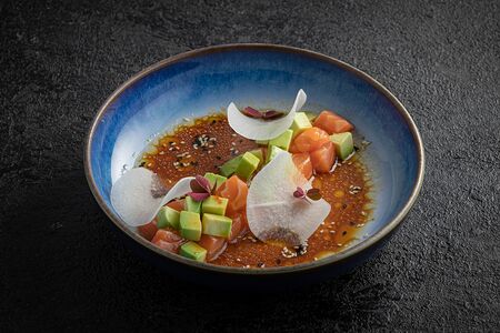 Тартар из мурманского лосося с авокадо и имбирным соусом