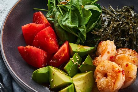 Салат с авокадо, шпинатом и креветками