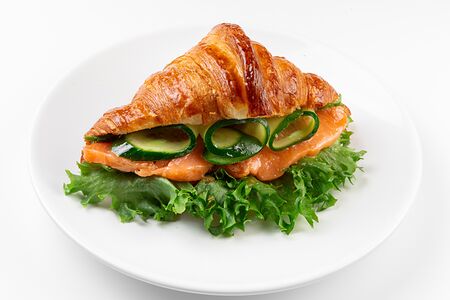Круассан с лососем