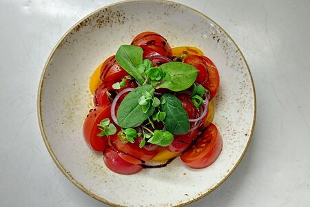 Ассорти из помидоров c каперсами