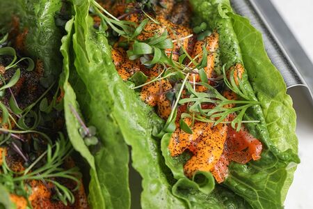 Зелёный тако с форелью слабой соли и соусом романеско