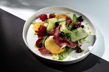 Салат с копченым утиным магре, хурмой и ягодным соусом