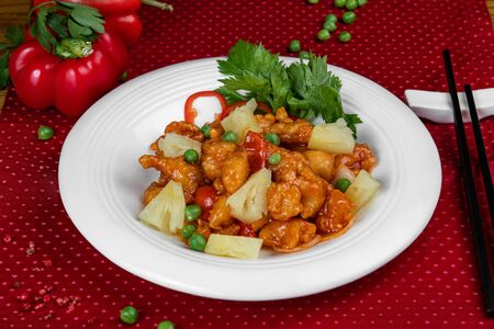 Курица с ананасом в кисло-сладком соусе