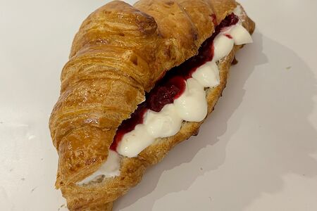 Круассан Вишня и взбитые сливки