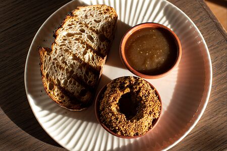 Рубленный паштет из двух видом печени с яблочным джемом