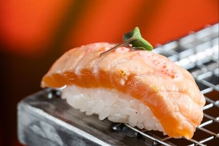 Суши с опаленным лососем