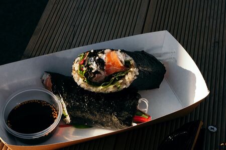 Хенд-Ролл с нежным лососем и авокадо