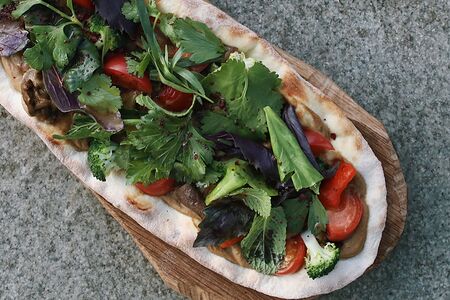 Лахмаджун, печеные овощи и зелень