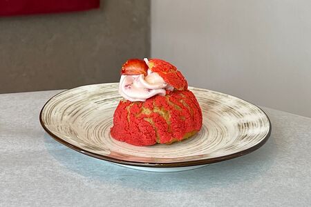 Шу с творожным кремом и малиной