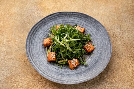 Салат с руколой и обжаренной семгой