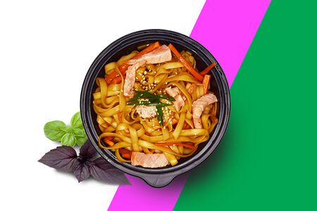 Wok с лососем