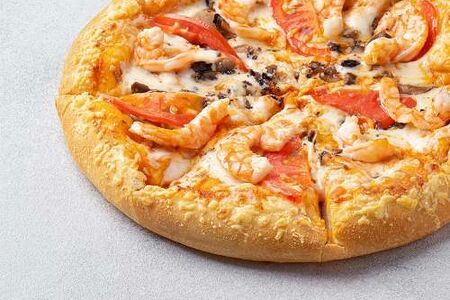 Пицца Том ям с креветками на толстом с сыром