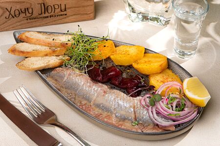 Сельдь с золотистым картофелем