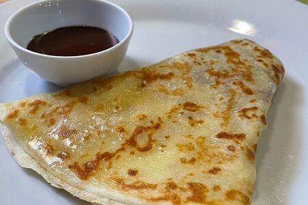 Мини-блин с шоколадным соусом