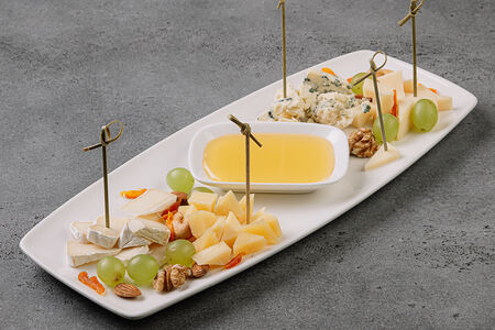 Ассорти средиземноморских сыров