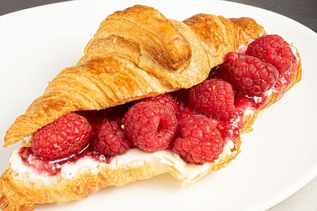 Круассан Творог-малина