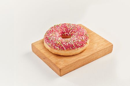 Пончик клубничный