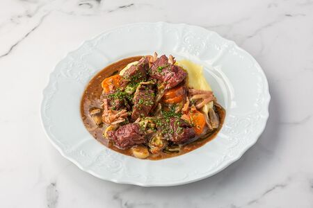 Говядина по-бургундски с картофельным пюре