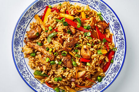 Жареный рис с курицей