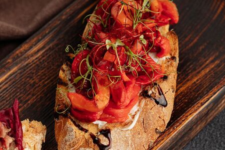 Брускетта с запеченным перцем