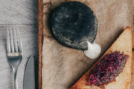 Запеченный камамбер с инжиром