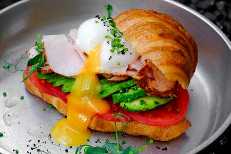 Круассан с индейкой, авокадо и яйцом пашот