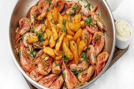 Большая сковорода с жареными креветками