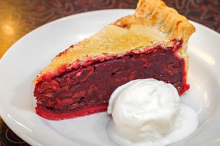 Традиционный вишневый пирог