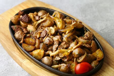 Жареный картофель с вешенками и говядиной