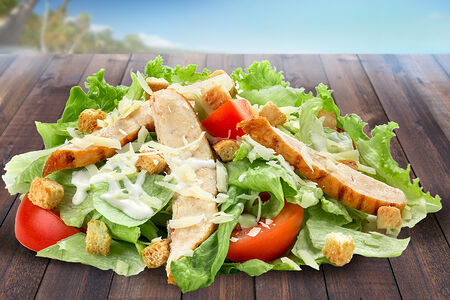 Салат Цезарь с курицей