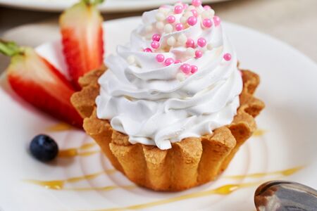 Корзиночка с белковым кремом