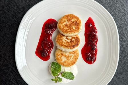 Сырники с домашним ягодным вареньем и сметаной