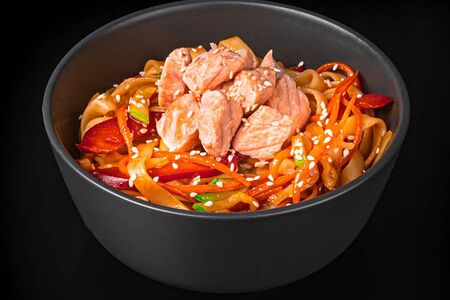 Лапша Удон с лососем в соусе терияки