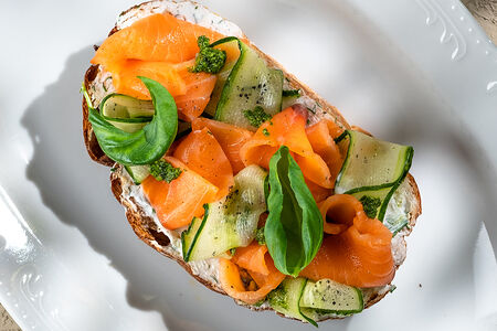Брускетта Лосось, фета, огурец