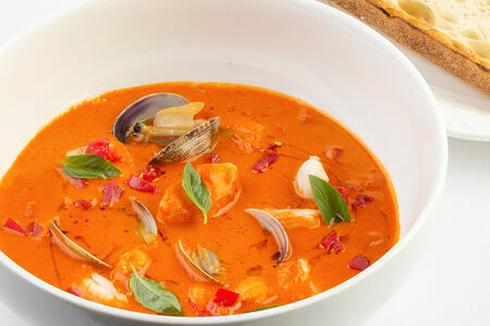 Томатный суп с морепродуктами
