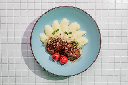 Томленые телячьи щечки демиглас