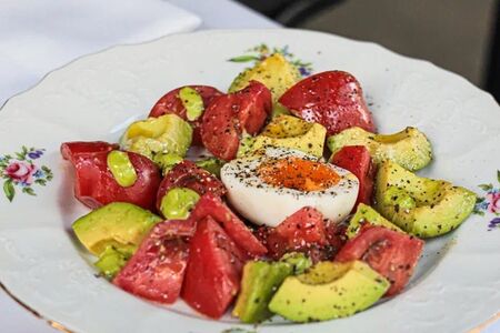 Салат с авокадо, томатами и майонезом песто