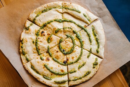 Фокачча с розмарином и соусом песто