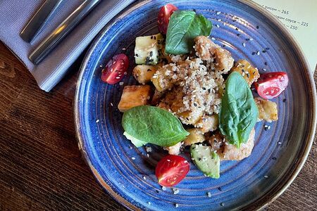 Тёплый салат с цыплёнком, баклажанами и киноа